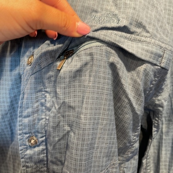 The North Face Mens Long Sleeve Button Down Shirt with Zipper Pocket Size Medium - Picture 4 of 8